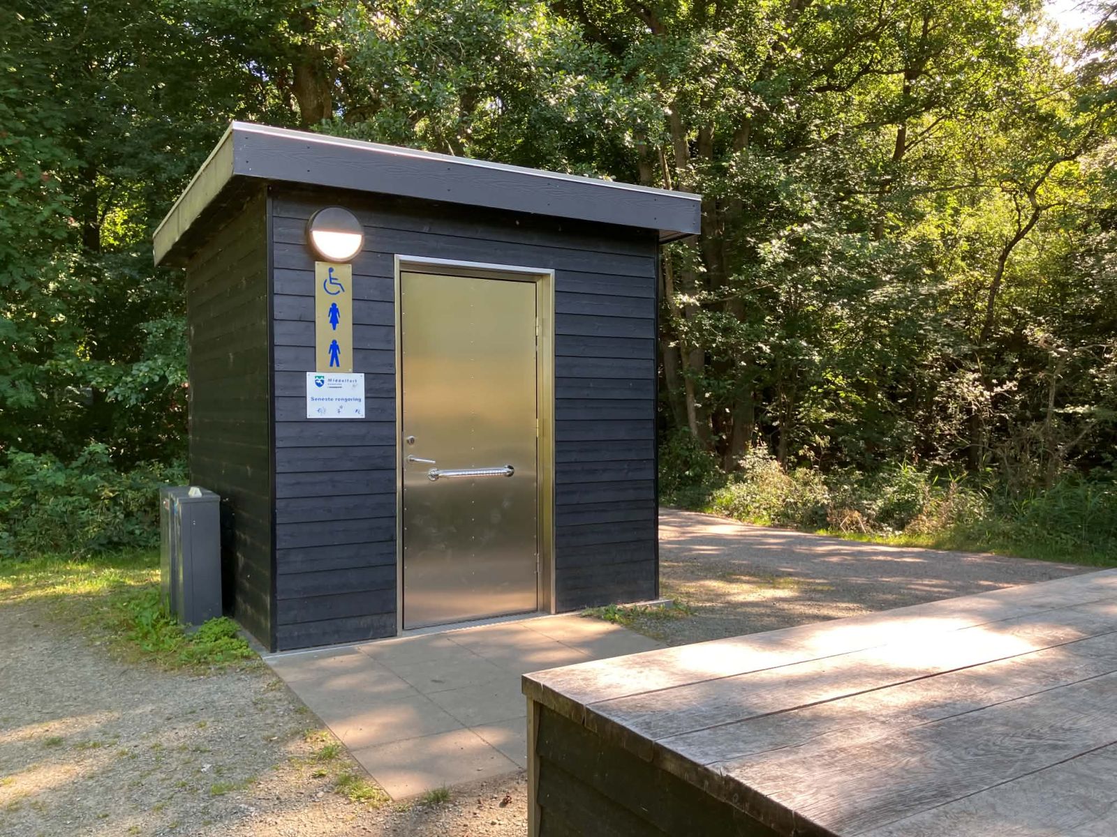 Toiletbygning på fliser