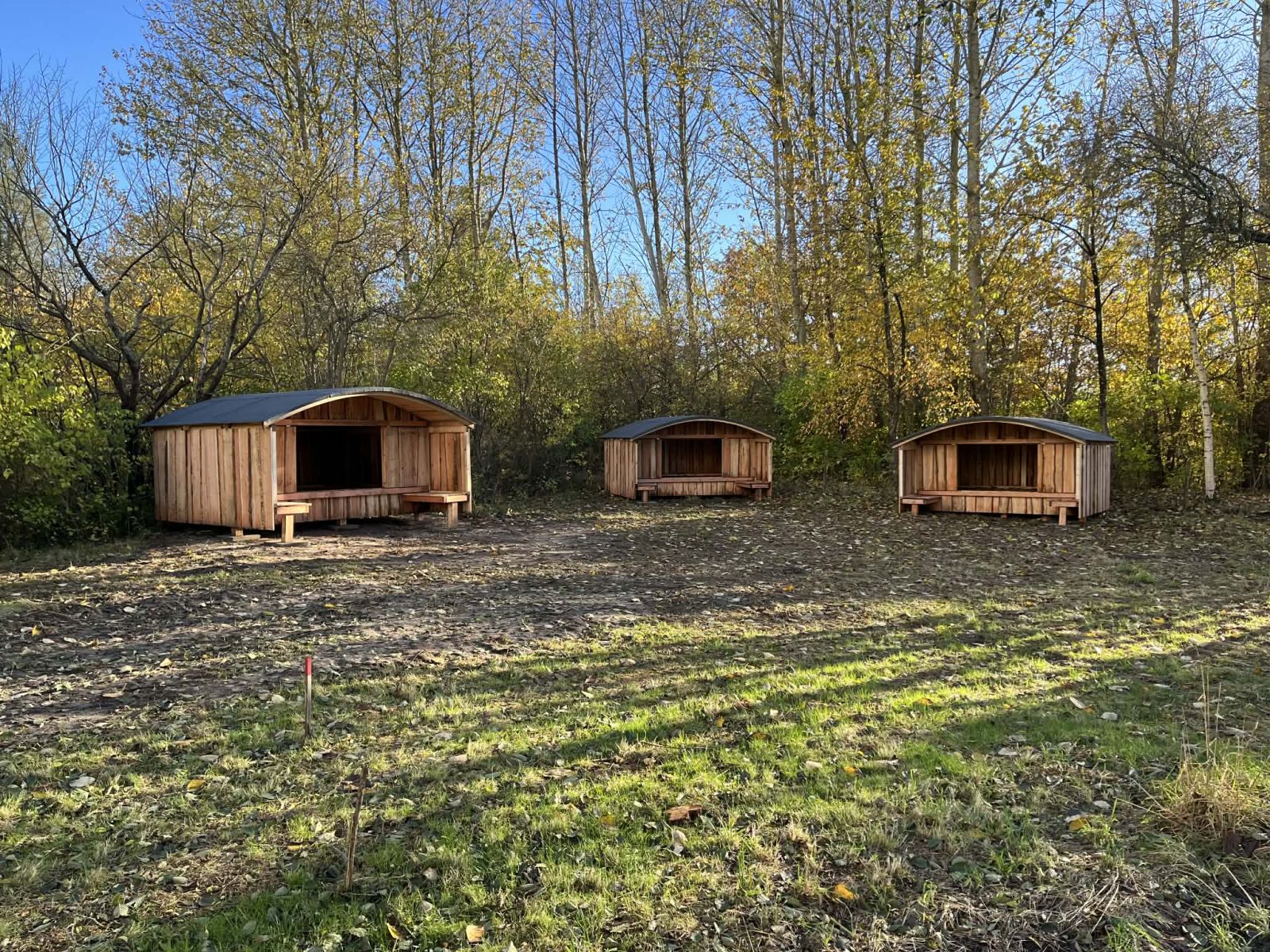 Der er lavet bålplads i midten foran de 3 shelters