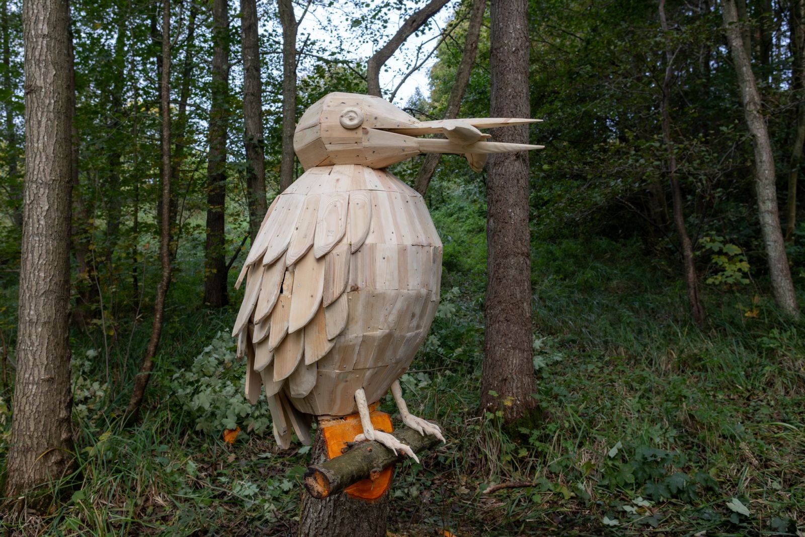 Fotoet viser isfugl skulpturen i træ