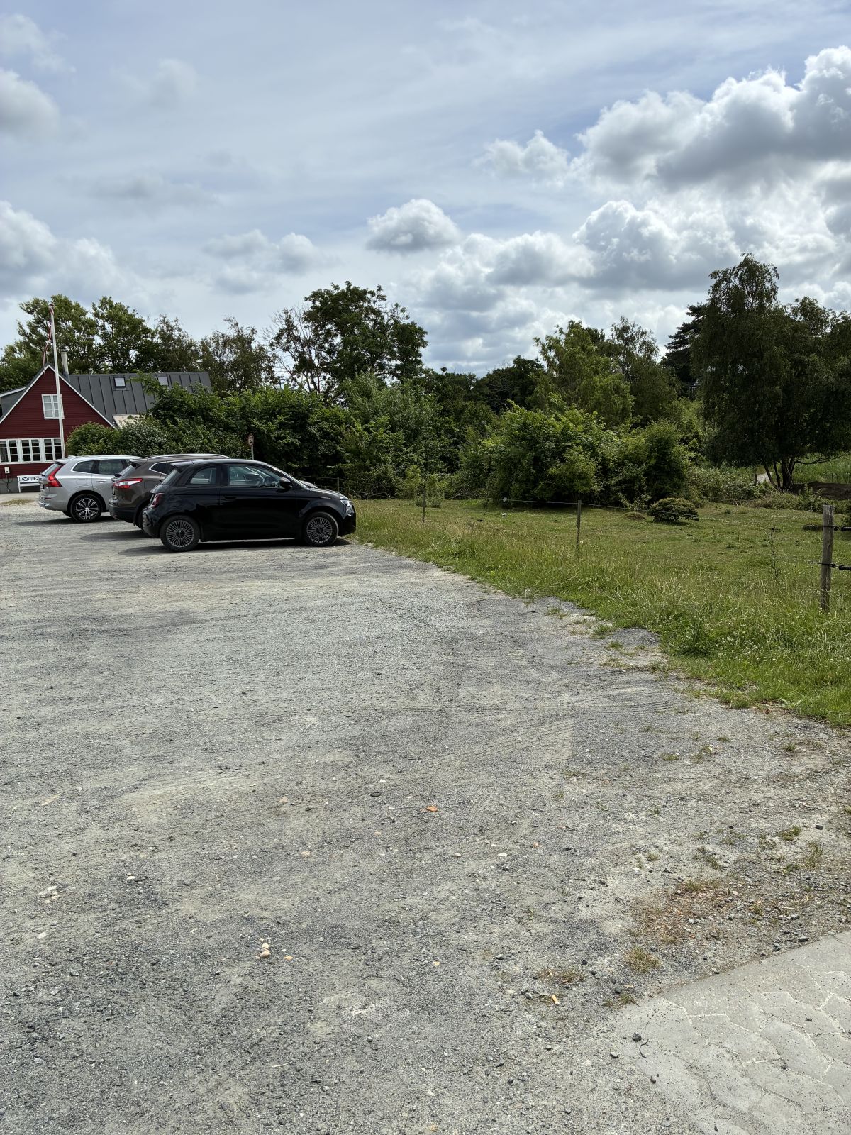 Grusbelagt p-plads langs vejen