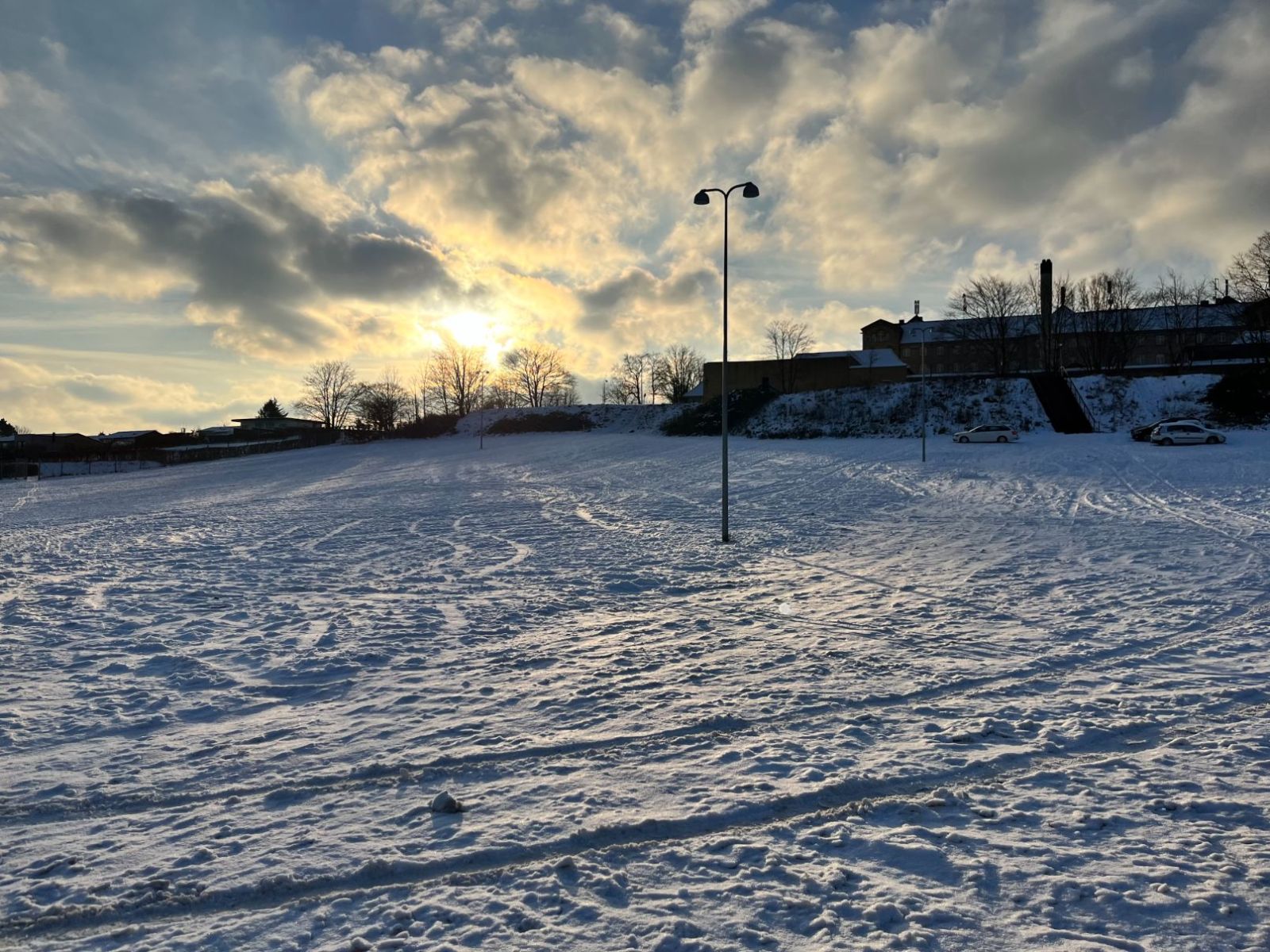 Billede af kælkebakken ved fængslet med sol og fængslet i baggrunden