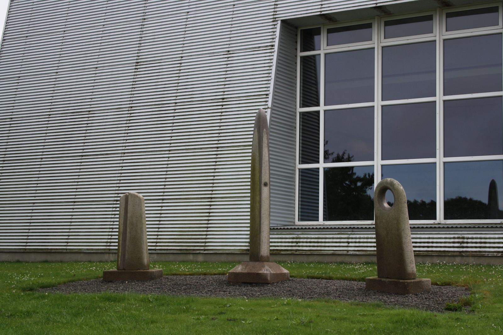 Første gang Steen Andersen har arbejdet med Bronze, så han fik hjælp til dette af Hans Felthaus. Steen plejer at påstår at hans skulpturer ikke har noget budskab, men alligevel fortæller den lille bronze knap, at det er Midtpunktet.