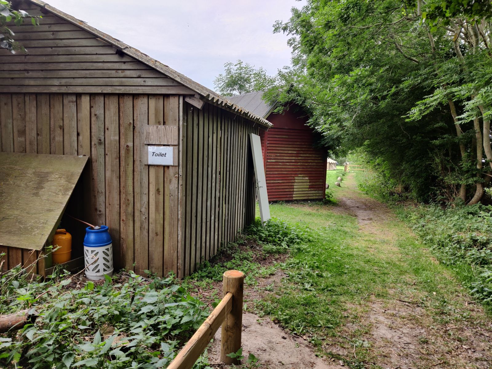 Toiletbygningen set udefra
