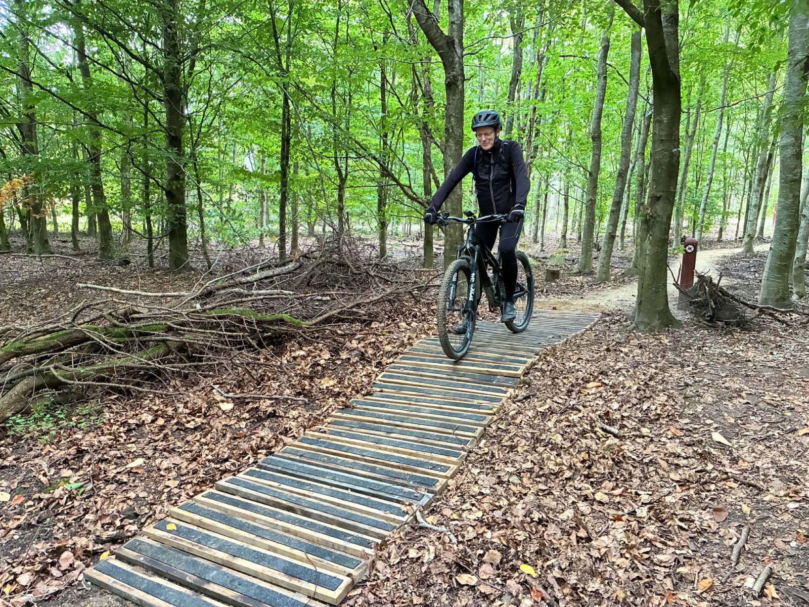 Mountainbike, der kører på en del af sporet bestående af trælammeler