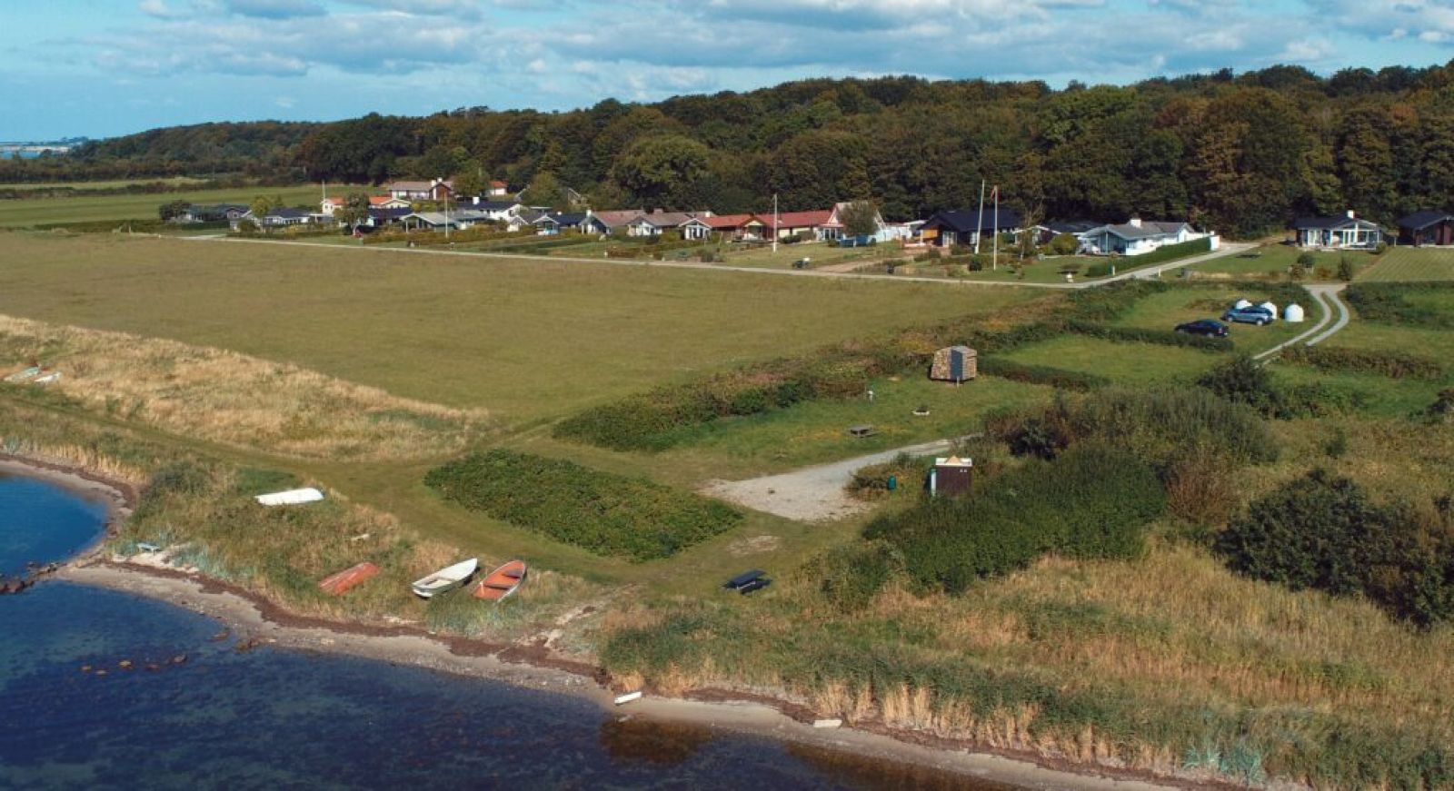 Bålpladsen ligger lige ved den grusbelagte P-plads