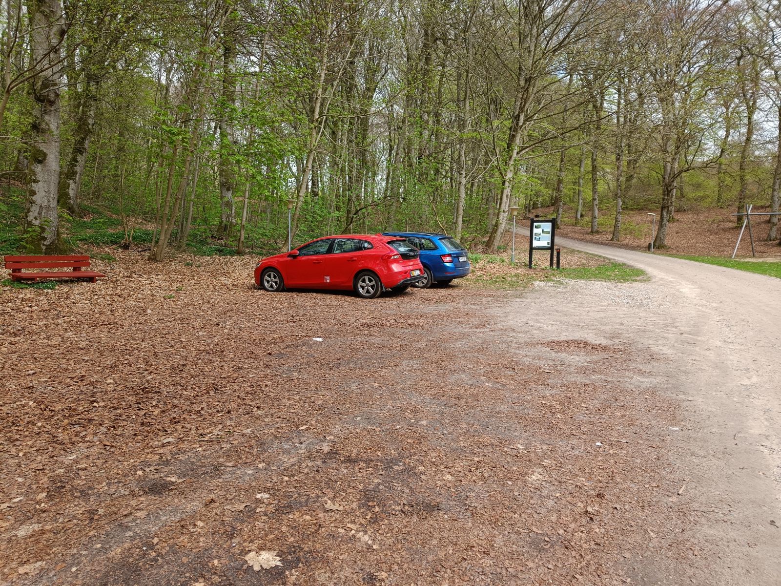 Det er muligt at parkere overfor Bælum Skovpavillon.