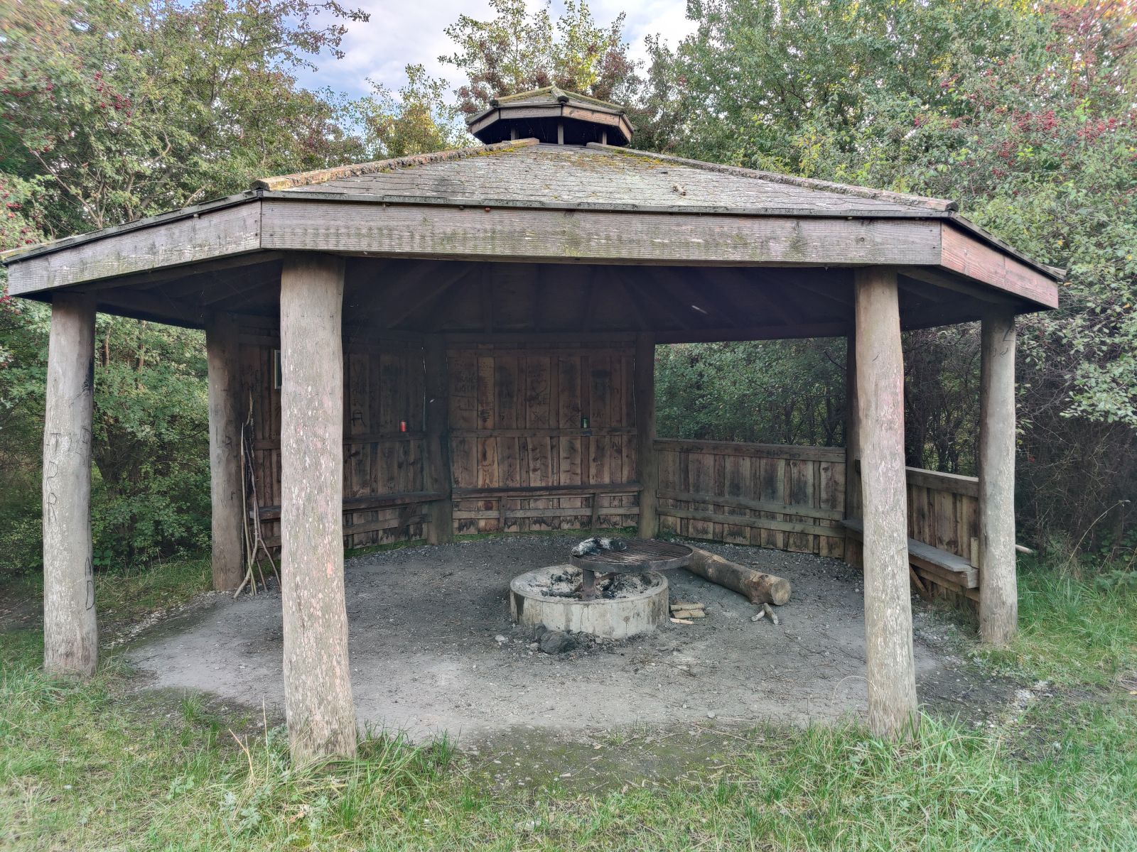 Bålhytte med bålsted og sideplads