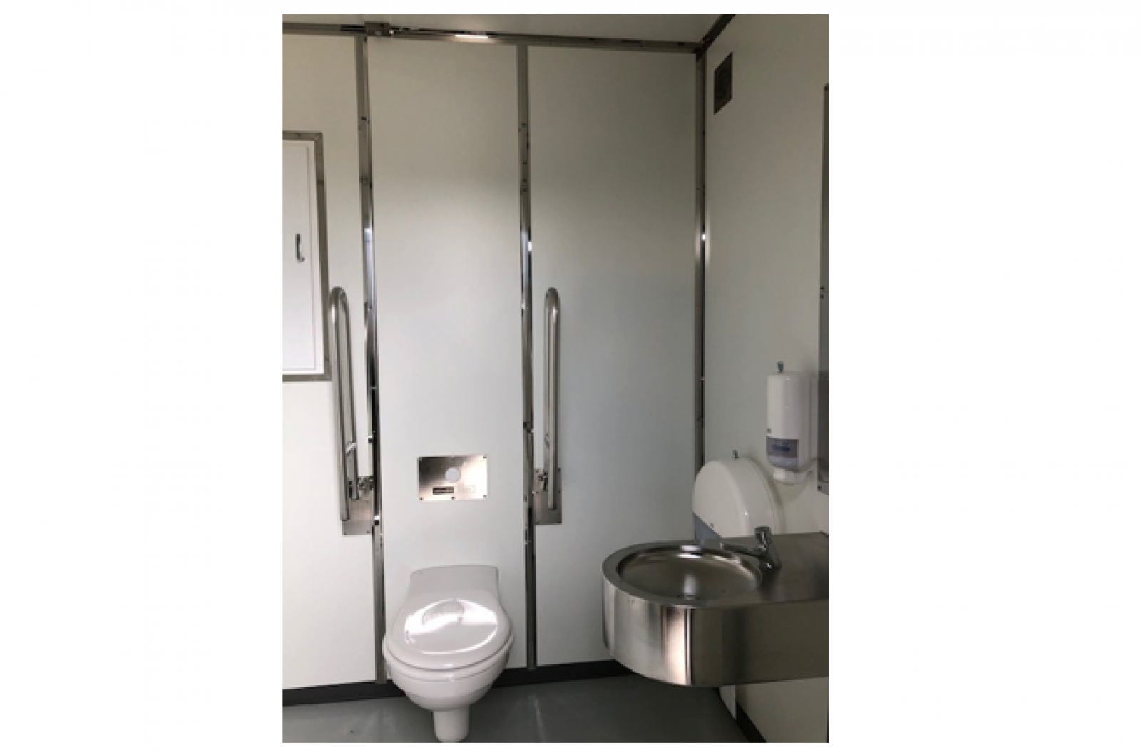 Toilettet er et handicaptoilet med nem adgang for kørestole