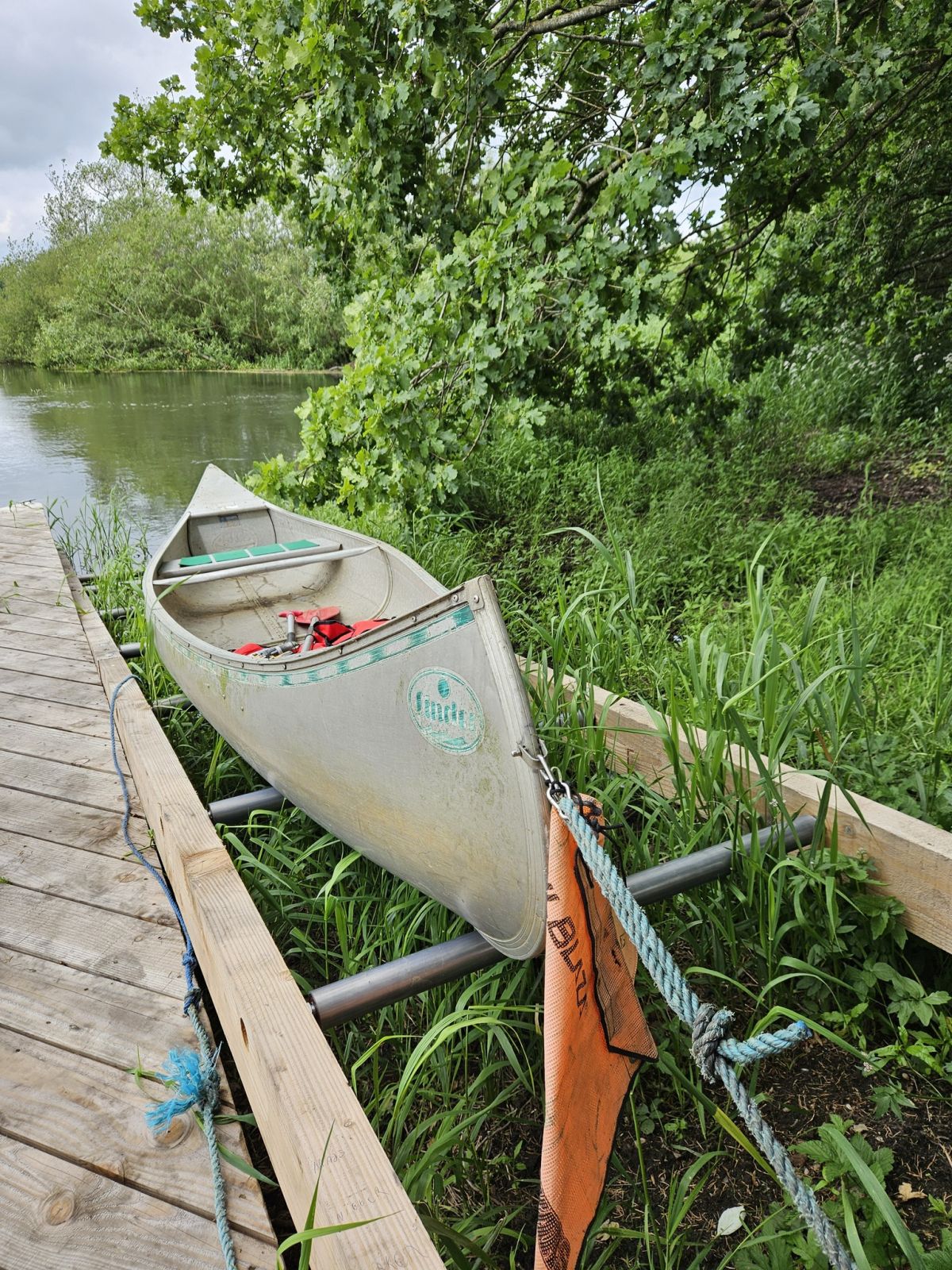 På rullefeltet kan du trækk kanoen på land op til hylderne. Stedet er ikke et isætning- og ophalested.