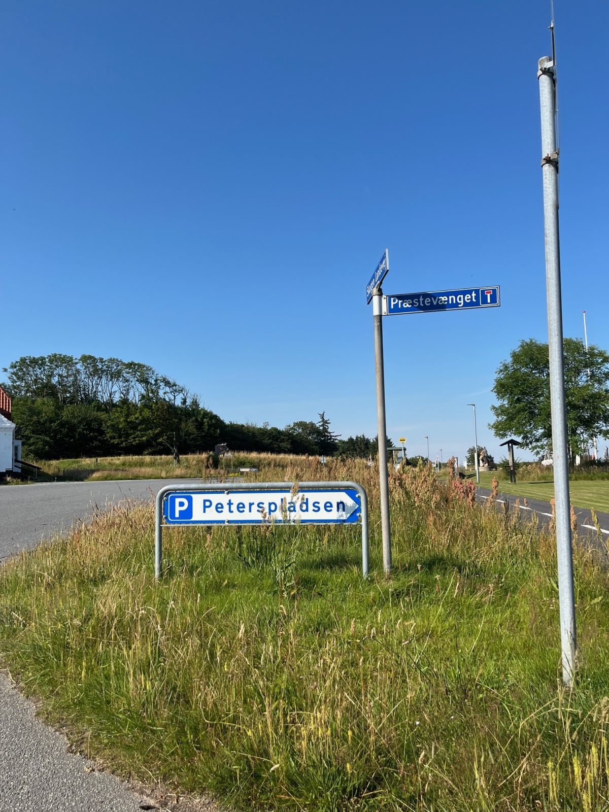 Skiltning til Præstevænget og parkeringspladsen Peterspladsen. 