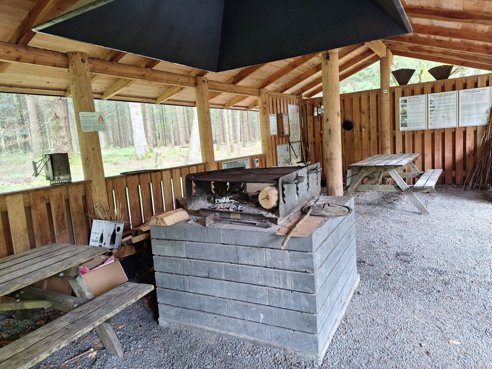 Grillstedet inde i madpakkehuset placeret centralt. Bordebænkesæt i begge ender af madpakkehuset.
