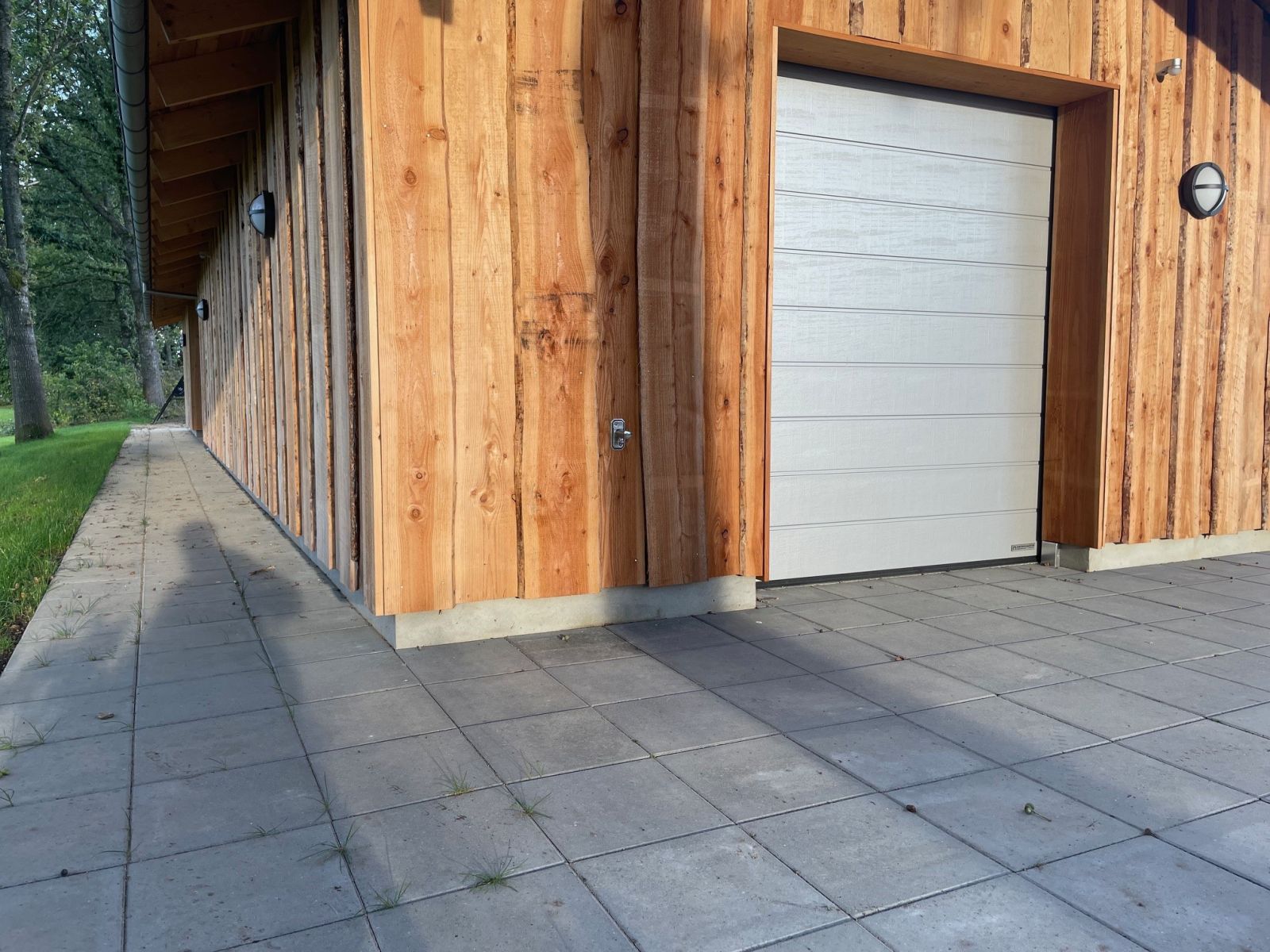 Outdoorhuset i Lemming, vandhane placeret tv. for port (vestlig ende af bygningen)