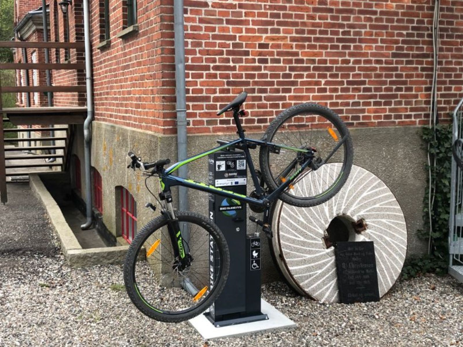 Bike Station og cykelpumpe ved Sulkendrup Mølle.