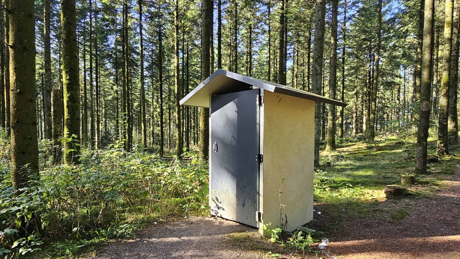 Der er et muldtoilet tæt på pladsen