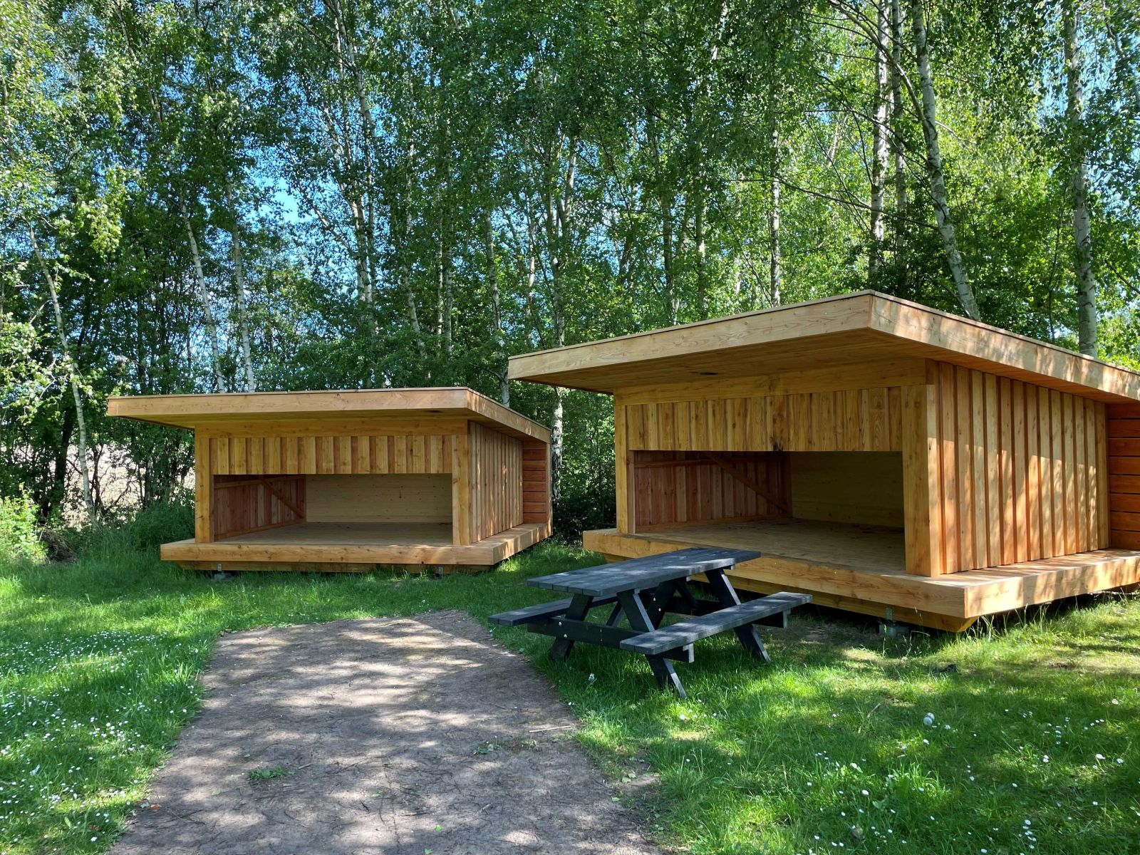 Shelter- og grillplads ved søen