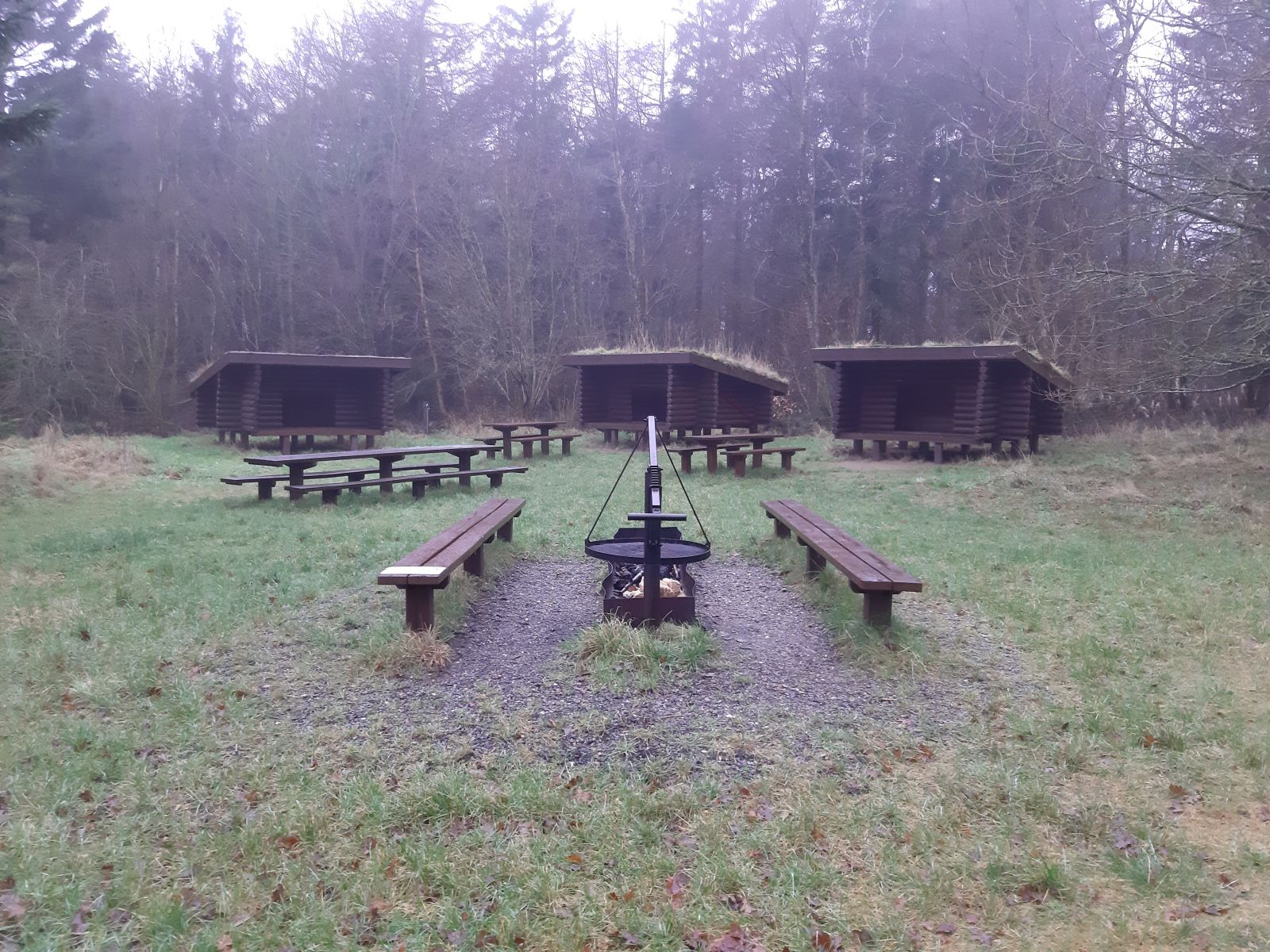 sheltere og bål/grill med bænke