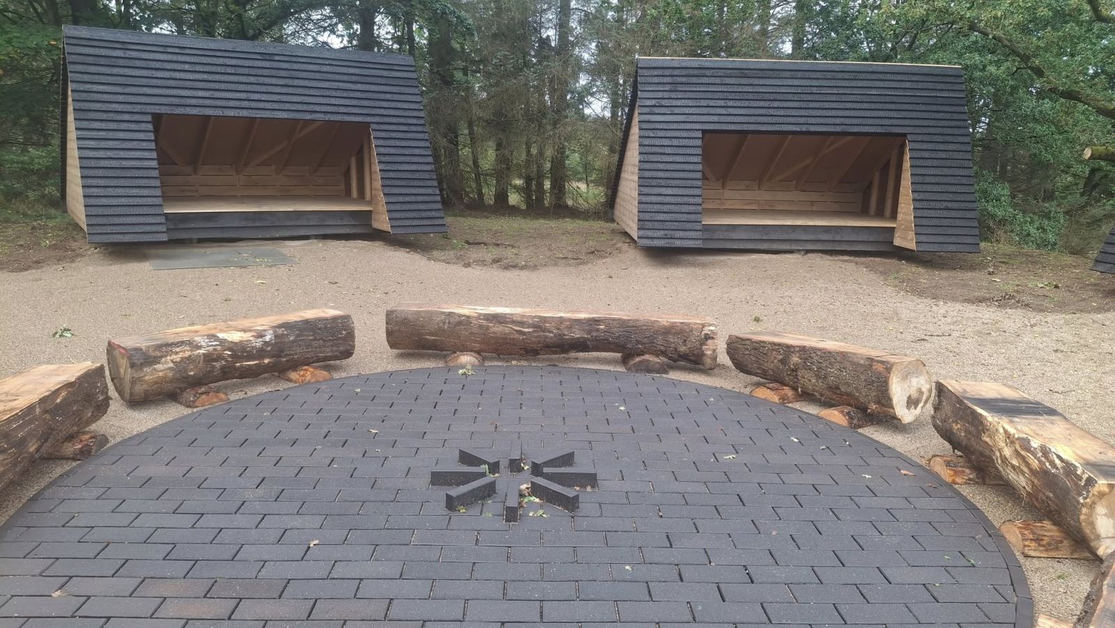 Foto af shelters på tvis Mølle Naturlaboratorie