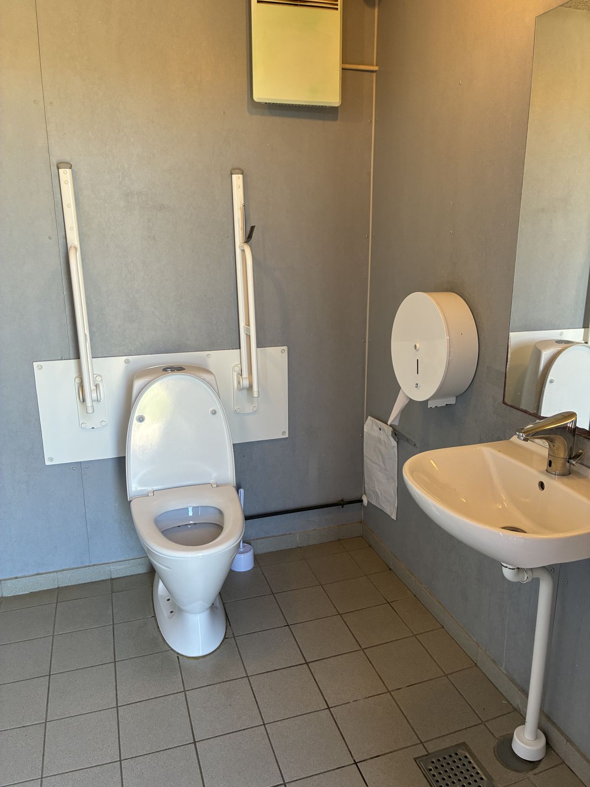 Toilet med handicapfaciliteter