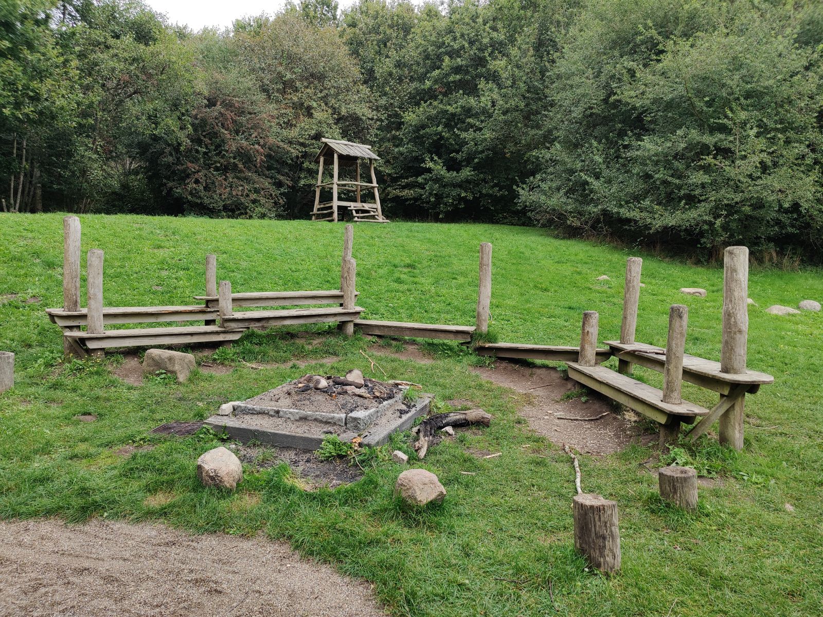 En bålplads med niveaudelte siddepladser