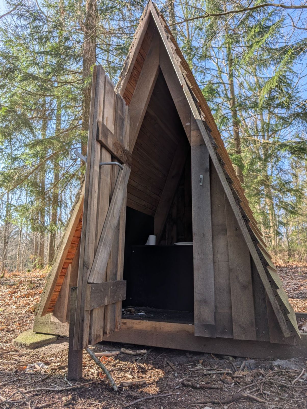Muldtoilet, interiør. Nb: trin op
