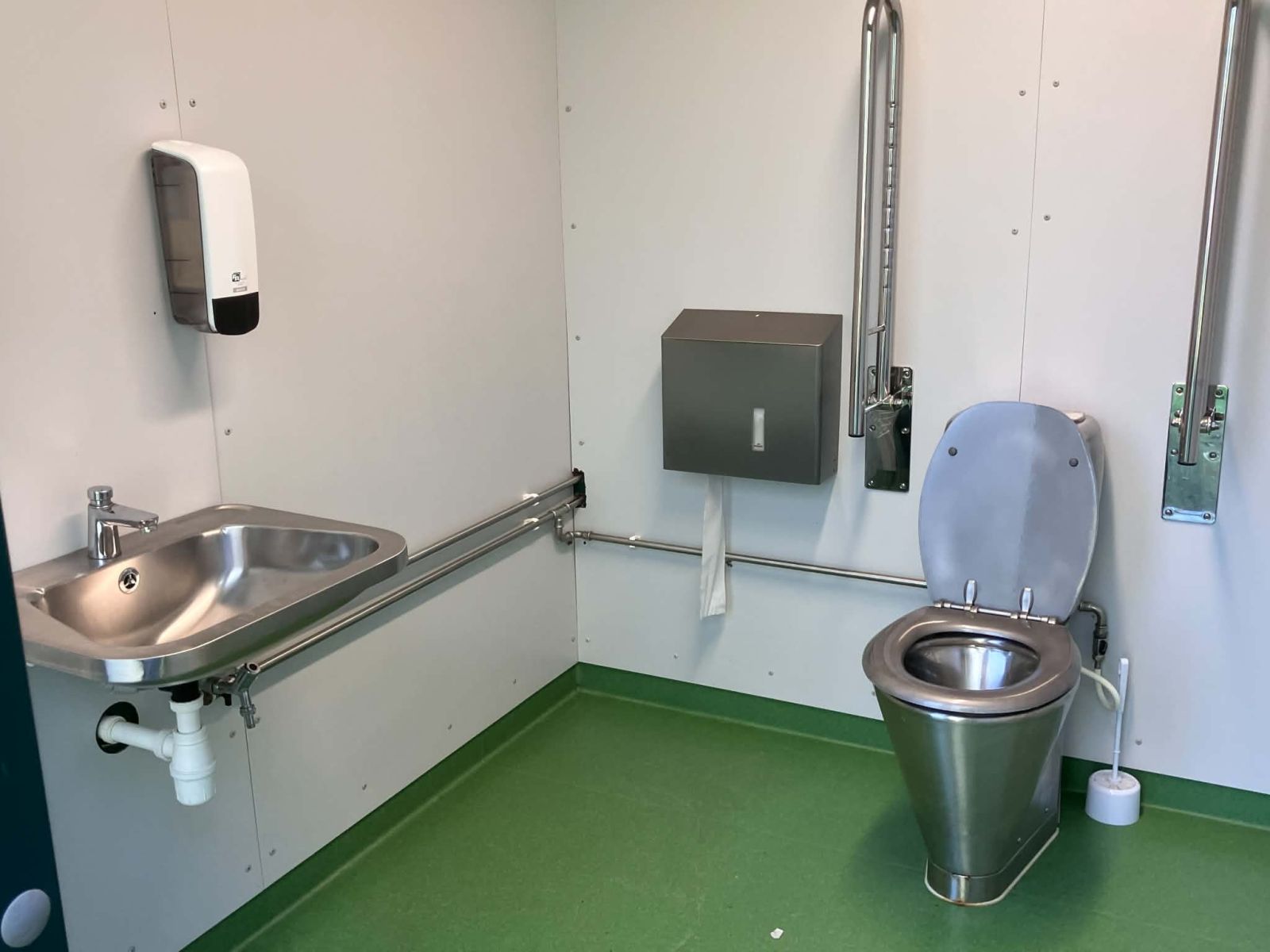 toilet med håndtag til handicappede