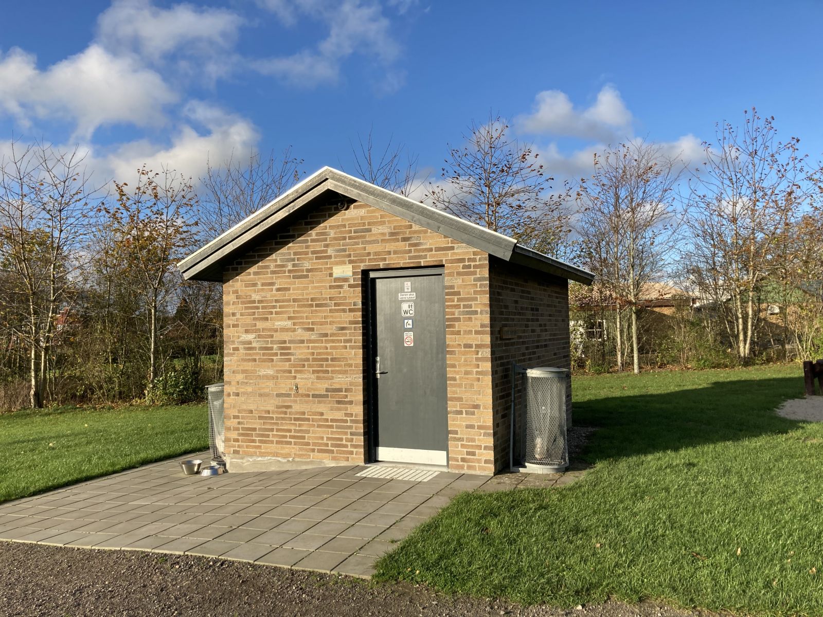Billedet viser toilettet set udefra