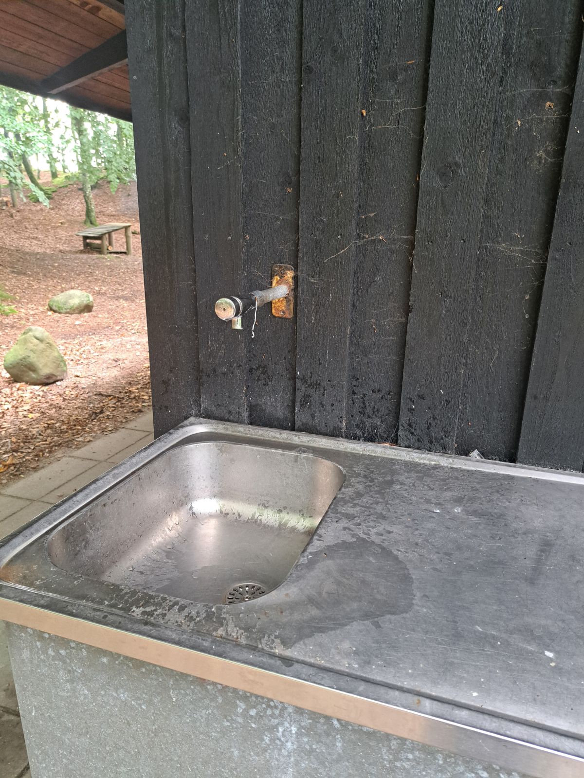 Vandpost bag på madpakkehuset