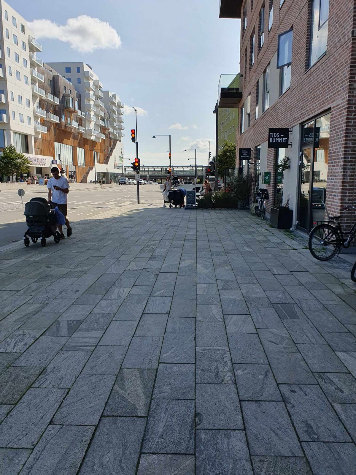På den del af ruten der går gennem byen, er der mennesker, butikker og trafik.
