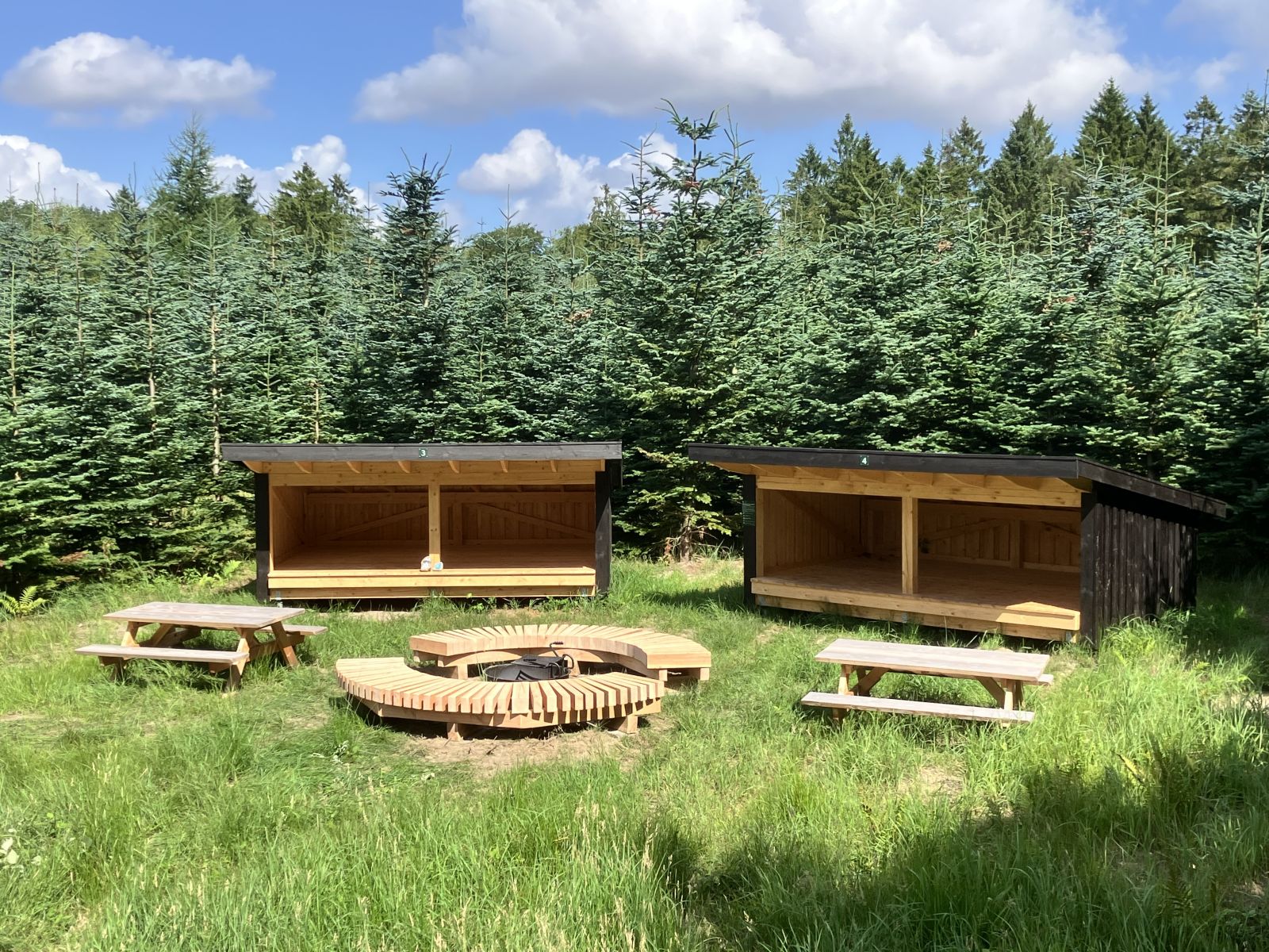 Shelterpladsen er indrettet med 2 x 2 shelters, bålsted og bord-bænkesæt