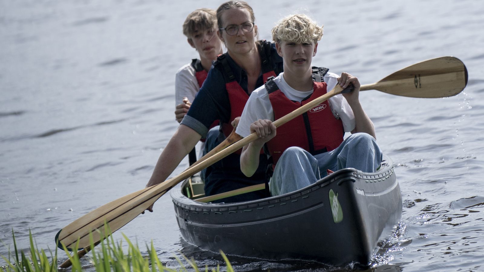 To drenge har været i kano på Karlsgårde Sø.
