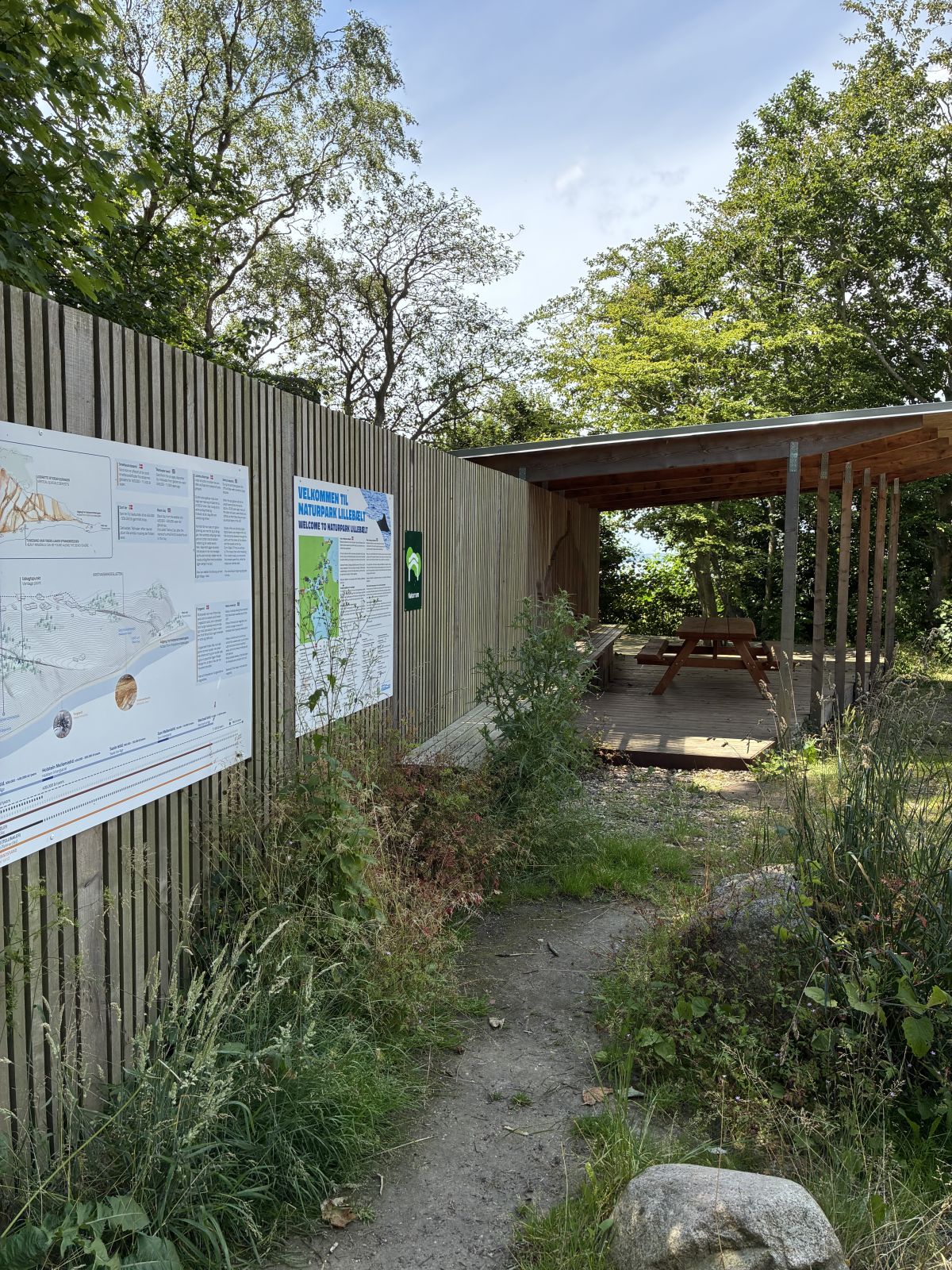 Informationsplancher på rækværk, samt overdækket område med bord/bænke