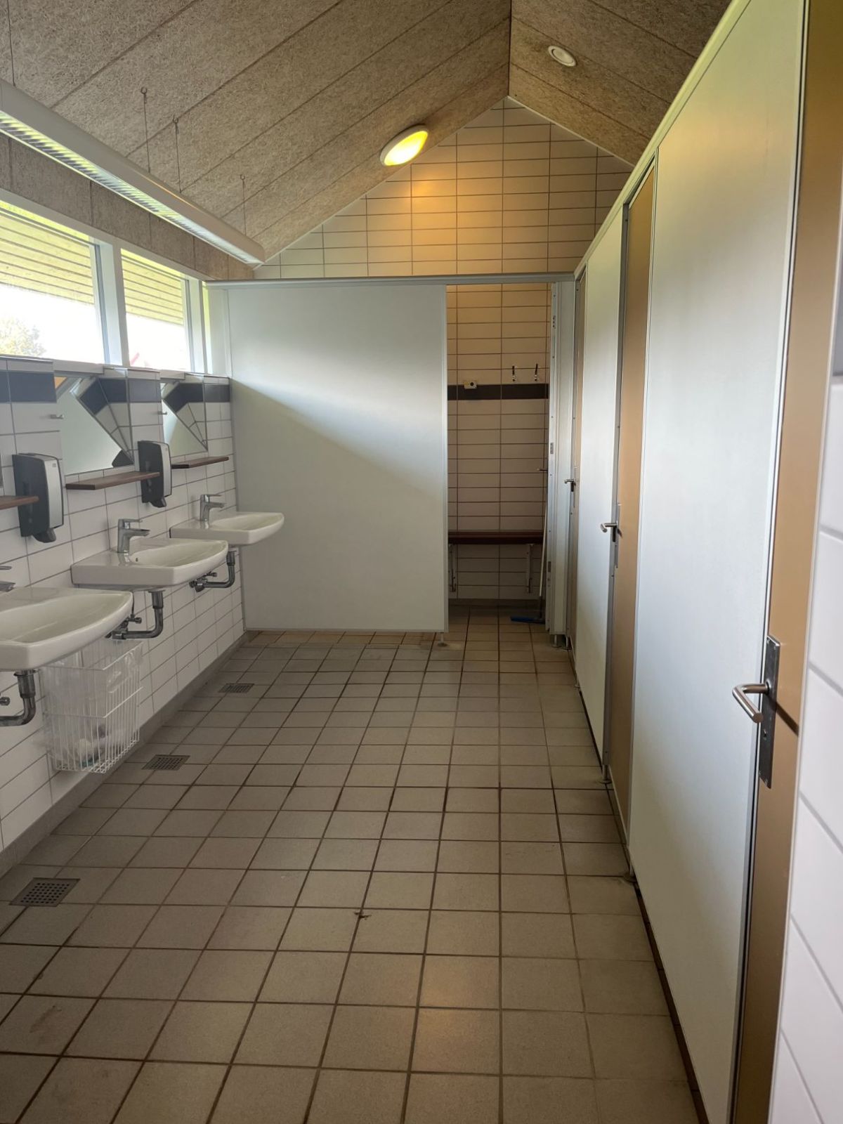 Toiletbygning bag døren