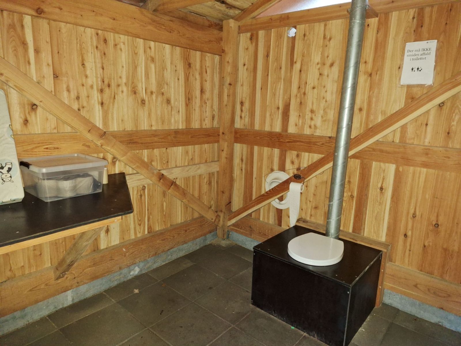 Toilettet med puslepladsen til venstre for i billedet.