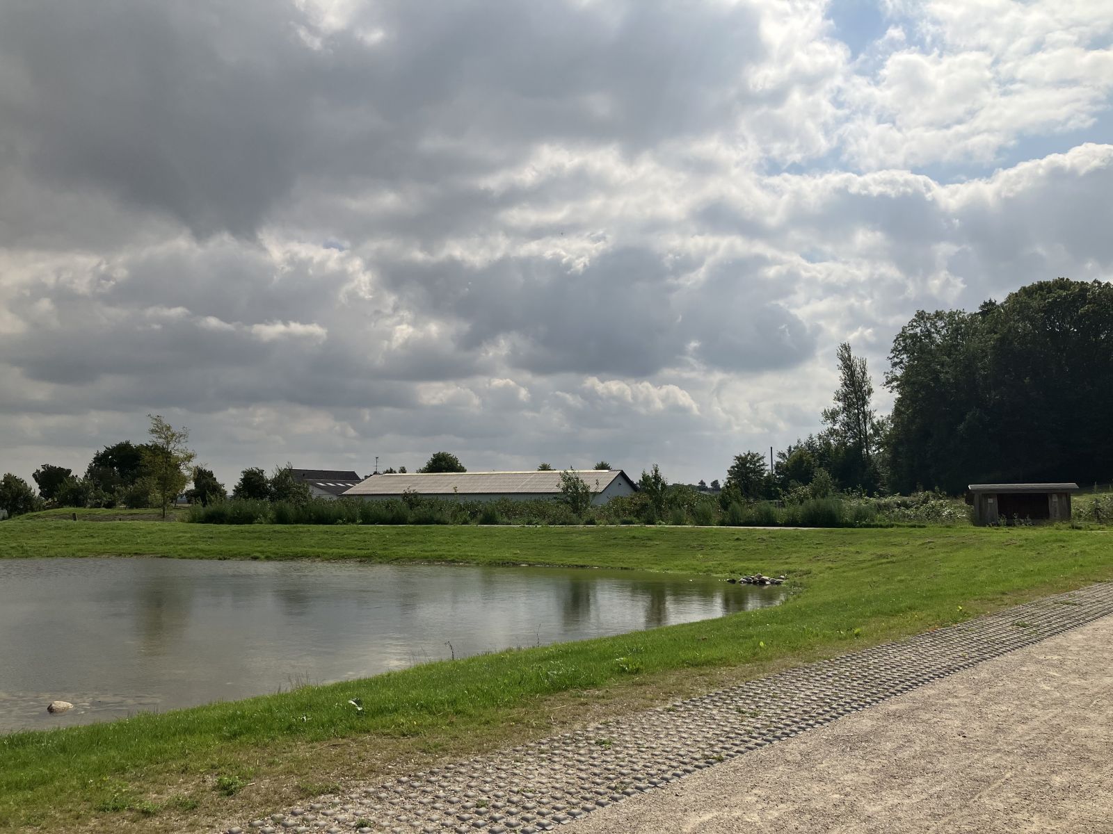 Sø og små sheltere på "Fælleren"